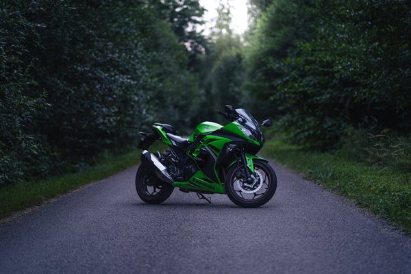 Comment améliorer l'ergonomie d'une Kawasaki Z900 pour de longs voyages ?